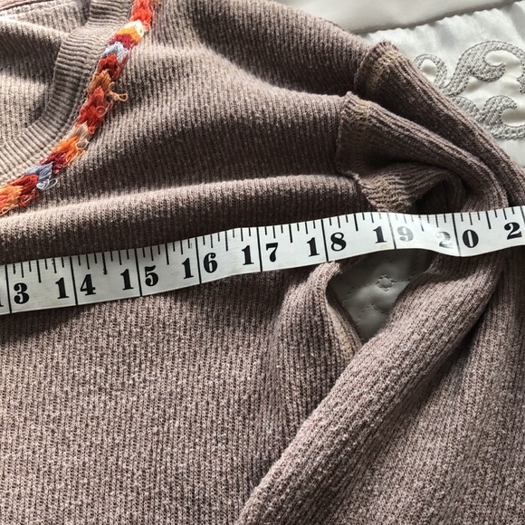 ☘️ Host Pic☘️ We The Free sweater/top embroidered cuffs and neckline Size Small - Picture 3 of 7
